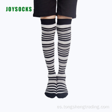 Calcetines de la señora de la moda de color de algodón de color rayado de la rodilla